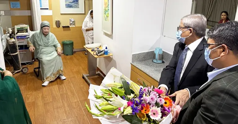 খালেদা জিয়াকে ভুটানের প্রধানমন্ত্রীর দেয়া ফুলের তোড়া দিচ্ছেন মির্জা ফখরুল